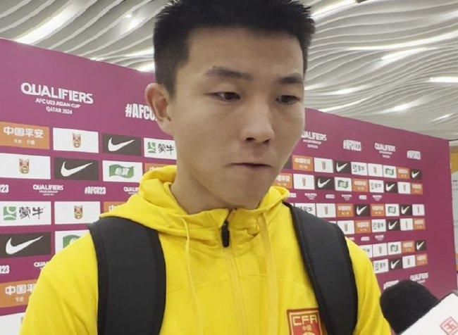 在专业训练上，不论是共同科目还是射击和战术训练，她紧要牙关，一遍遍摸爬滚打，直到教官认可才罢休